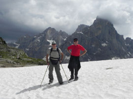 Aldo e Benedetto sul nevaio, dopo la Seggiovia Paradiso (28160 bytes)